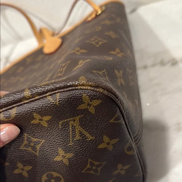 Louis Vuitton Neverfull Tote Bag MM - Picture 7 of 11